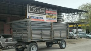 REM STEEL
0544 662 96 49
METALİN SANATA DÖNÜŞÜM NOKTASI
Rem Lazer Çelik Polatlı firması olarak milimetre hassasiyetinde titizlik ve özveriyle yapılan hizmetlerimizden kareler paylaşılmıştır.
Emekleriyle ve tecrübeleriyle Piyasaya yıllarını vermiş ustalarımızın görünmeyen imzalarıdır aslında bu kareler.
kimi zaman hayalleriyle gelen müşterilerimizin hayallerini gerçekleştirilmesi, kimi zaman da metalin sana dönüşüm noktasında zanaatkar ustalarımızın metali elleriyle yoğurması aklıyla tasarlaması emek ve tecrübesiyle süslemeleridir imzaları.
devasa yüklerinizin güvenle teknoloji ve makine ekipmanlar ile kolaylıkla taşınabilmesi işlenebilmesi için ömürlerini emeklerini zanaat ve tecrübelerini katan tüm ustalarımızın alınteridir.
sessiz çığlıklar ile çığ gibi büyüyen teknolojiye katkılar sağlayan ustalarımız kimi zaman treyler, kimi zaman tarım römorku, kimi zaman havuz dorse, kimi zaman harfriyat, kimi zaman ziraat aletleri, kimi zaman orman yangınlarında vatansever çiftçimizin elinden ormanların ciyerine su serpen toma itfaiye tankeri olmuşlardır.