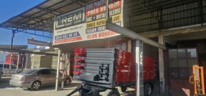 REM STEEL 0544 662 96 49
METALİN SANATA DÖNÜŞÜM NOKTASI
Rem Lazer Çelik Polatlı firması olarak milimetre hassasiyetinde titizlik ve özveriyle yapılan hizmetlerimizden kareler paylaşılmıştır.
Emekleriyle ve tecrübeleriyle Piyasaya yıllarını vermiş ustalarımızın görünmeyen imzalarıdır aslında bu kareler.
kimi zaman hayalleriyle gelen müşterilerimizin hayallerini gerçekleştirilmesi, kimi zaman da metalin sana dönüşüm noktasında zanaatkar ustalarımızın metali elleriyle yoğurması aklıyla tasarlaması emek ve tecrübesiyle süslemeleridir imzaları.
devasa yüklerinizin güvenle teknoloji ve makine ekipmanlar ile kolaylıkla taşınabilmesi işlenebilmesi için ömürlerini emeklerini zanaat ve tecrübelerini katan tüm ustalarımızın alınteridir.
sessiz çığlıklar ile çığ gibi büyüyen teknolojiye katkılar sağlayan ustalarımız kimi zaman treyler, kimi zaman tarım römorku, kimi zaman havuz dorse, kimi zaman harfriyat, kimi zaman ziraat aletleri, kimi zaman orman yangınlarında vatansever çiftçimizin elinden ormanların ciyerine su serpen toma itfaiye tankeri olmuşlardır.